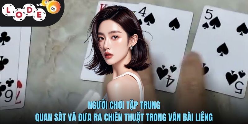Liêng Bịp Là Gì? Khám Phá Sự Thật Về Thủ Thuật Trong Game 4 Người chơi tập trung quan sát và đưa ra chiến thuật trong ván bài liêng